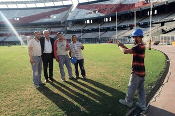 Con los hinchas, que le