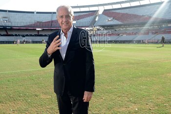 El presidente de River muestra