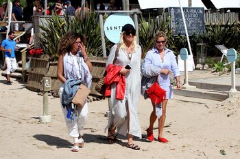 Barbie Simons junto a sus