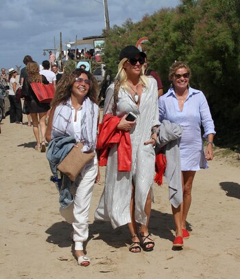 Barbie Simons con camisola de