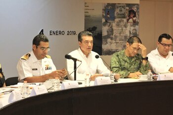 Rutilio Escandón (segundo desde la