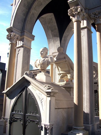 El mausoleo en el cementerio