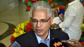 El candidato presidencial José Blandón, del Partido Panameñista, se encuentra detrás de su atril durante el debate presidencial organizado por la Cámara de Comercio de Panamá el 10 de abril (REUTERS/Erick Marciscano)