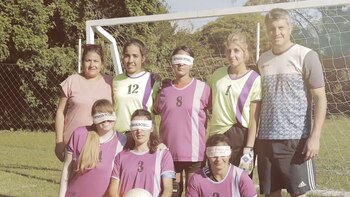 Las jugadoras con Darío Lencina,