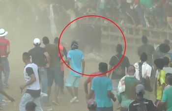 El toro bravo arremetió contra