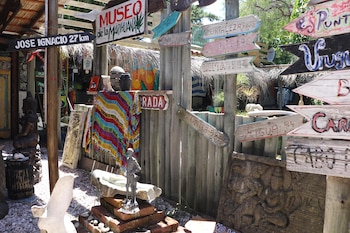 El Museo de la Marihuana está en una tienda que vende artículos de recuerdo sobre la Ruta 10 a la altura de La Barra