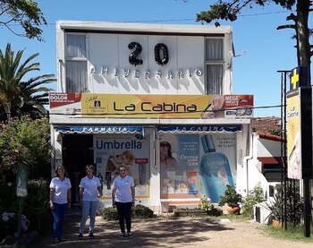 La antigüedad de la farmacia permitió a su dueña inscribirse en la red de dispensación de cannabis. Desde octubre del año pasado que no es la única que vende marihuana en la zona: la otra se llama Rumbo al 3000 y está en el centro de Maldonado