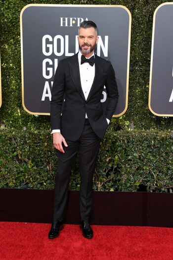 Uno de los conductores de la red carpet también formó parte de los más elegantes. Lució un black tie con camisa blanca y con botones forrados en seda negra con moño XL a tono y el detalle de lujo de sus gemelos. Completó el look con zapatos en punta de charol
