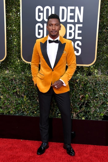 El actor Scott Evans si bien cumplió con el dress code de elegante, el saco de chiffón naranja con solapas negras no fue la mejor opción. Camisa blanca, moño negro y zapatos de charol y cuero modernos
