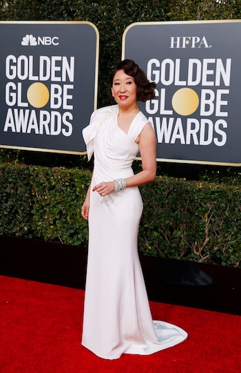 Sandra Oh. Drapeado al cuerpo, de bretel y con un hombro, la actriz completó su look con brazaletes plateados, aros de brillantes. El beauty look, un peinado estilo años 20 y el maquillaje, labios rojo