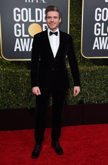 Richard Madden eligió para la ceremonia un black tie de chiffón con camisa blanca y moño negro. Completó el look con zapatos de charol