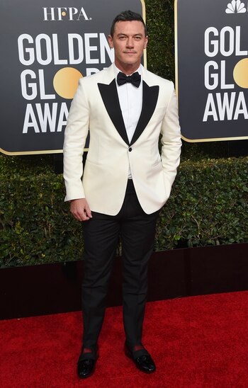 Luke Evans con saco combinado en blanco y negro