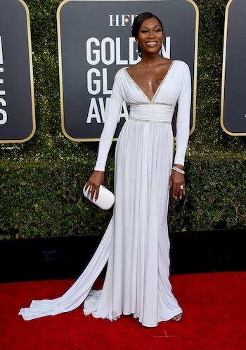 Dominique Jackson la actriz transgénero también apostó al blanco y fue una de las más elegante de la noche de los Globos de Oro 2019