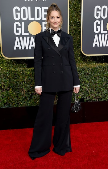 Judy Greer apostó al esmoquin masculino. Sorprendió a todos en la red carpet al usar el tradicional traje con moño, saco y pantalón oxford