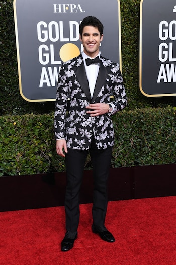 Darren Criss llamó la atención con el estampado de su saco. Floreado con