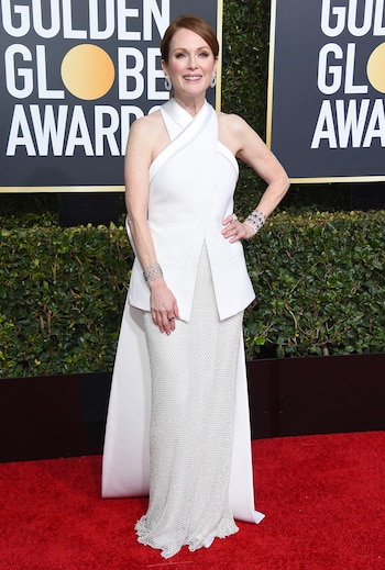 La prestigiosa actriz Julianne Moore impactó con su look que simulaba ser un dos piezas pero no; era un vestido. Combinaba una falda de red con un extraño diseño de saco cruzado con cuello halter y capa. Completó el look con dos brazaletes, uno con brillantes y otro con rubíes y aros de brillantes