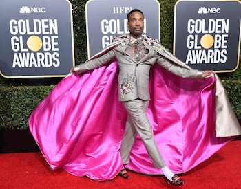 Billy Porter con esmoquin gris bordado con flores, y gran capa que tenía también el mismo bordado, completó el look con unos mocasines de taco firmados por Gucci y soquetes blancos