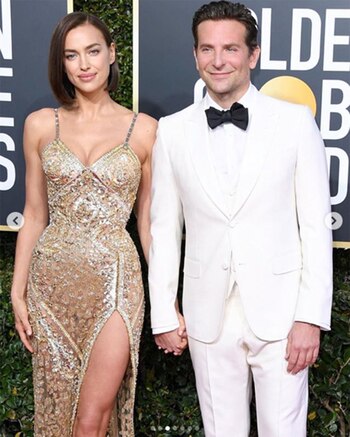 Bradley Cooper, de blanco, junto