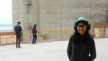 Laura durante una visita a la Central Nuclear Embalse.