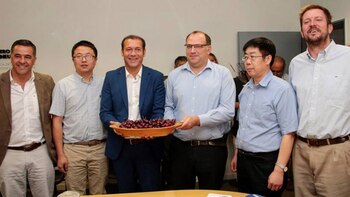 En un hecho histórico, Argentina envía el primer contenedor decerezas frescas a China. Funcionarios y provinciales realizaron hoy el anuncio en Neuquén