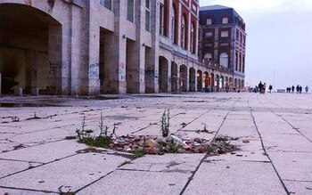 Baldosas partidas, deterioro y pintandas