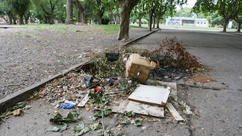 En las plazas se acumulan
