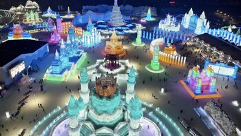 Una vista aérea muestra esculturas