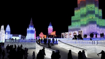 Esculturas de hielo iluminadas por