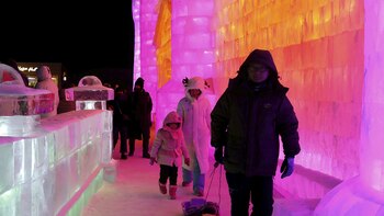 Una familia camina por los