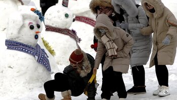 Niños juegan en la nieve