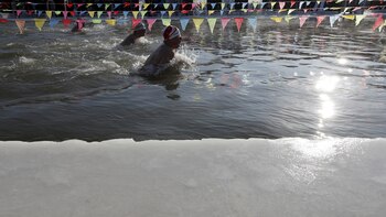 Los participantes nadan en una