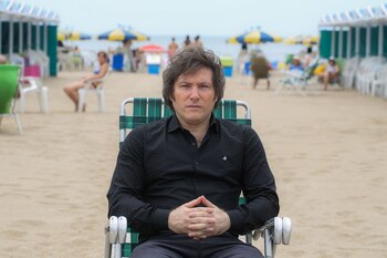 Hombre mirando al sudeste: Milei,