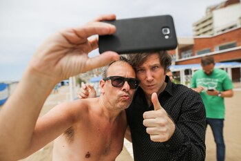 El economista, con un admirador