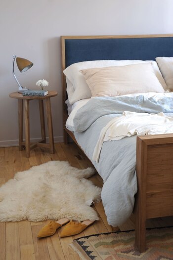 Cama con respaldo de lino.