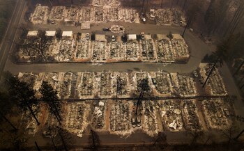 En esta fotografía aérea del 15 de noviembre de 2018 se ven los restos de las casas destruidas por un incendio en Paradise, California. (AP Foto/Noah Berger, Archivo)