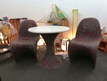 Las sillas y la mesa