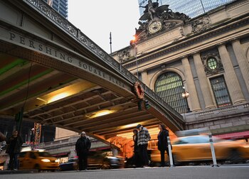 Transeúntes caminan por la Grand