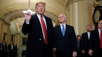 Donald Trump junto a su