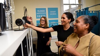 Meghan ayudó a Patsy Wardally