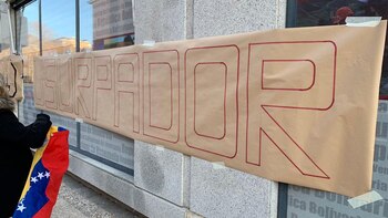 “Maduro usurpador”, en los muros