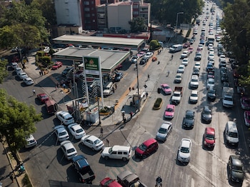 Largas filas en las gasolineras