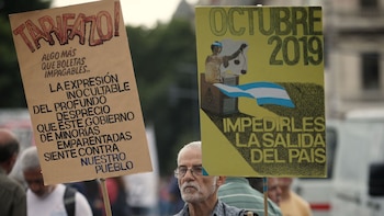 Los manifestantes protestan contra el
