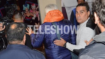 Raúl Lavié ingresando al teatro