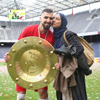 Moanes Dabur junto a su