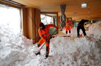 Trabajadores intentan remover la nieve