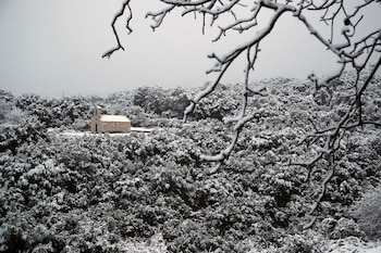 La nieve cubre una pequeña