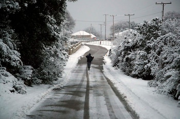 Un residente esparce sal en