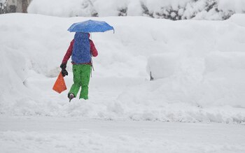 Una mujer camina por la