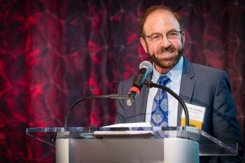 El neurocirujano Gary Steinberg fue