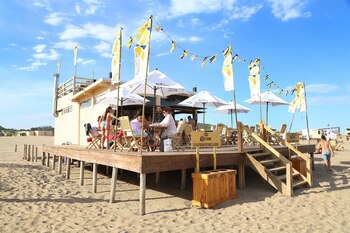 A lo largo de la playa distintos spots ofrecen alternativas gastronómicas y de entretenimiento